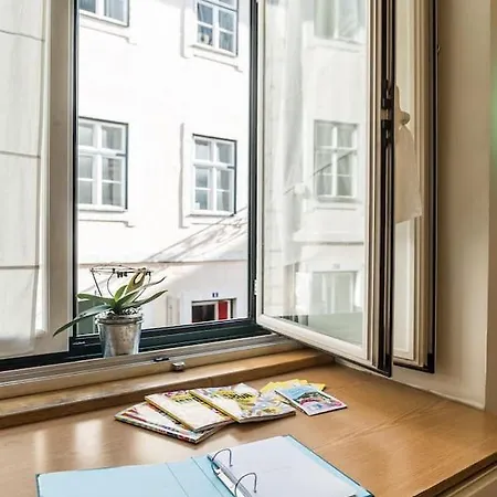Apartamento No Coração Do Chiado, Rua Garrett * Lisboa